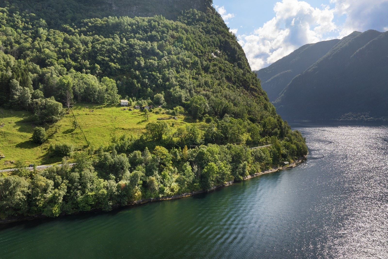 Terrenget er til dels bratt, men plasseringa opnar samtidig for ei fantastisk utsikt over Arnafjorden og dei mektige fjella rundt. Galleribilde