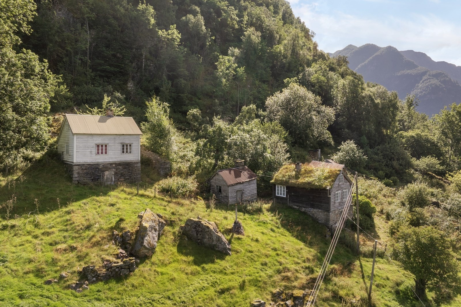 Eigedomen ligg fint til i det grøne kulturlandskapet, omgitt av bratte fjellsider og med ei imponerande utsikt utover fjorden. Galleribilde