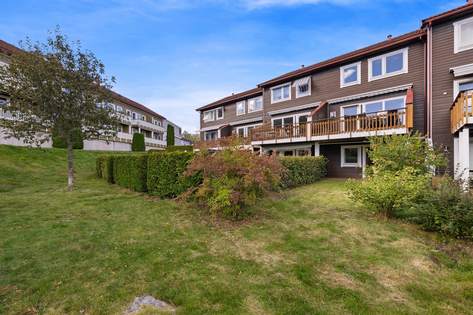 Boligen ligger i et etablert og hyggelig boligområde med grønne omgivelser. Galleribilde