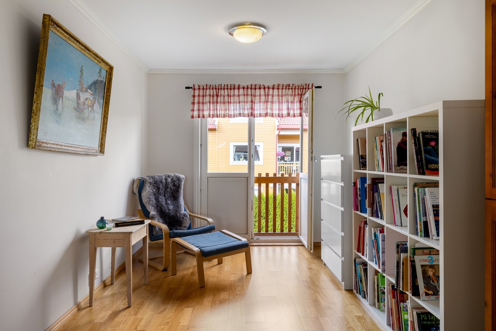 Stuen har god plass til en hyggelig sittegruppe og kan innredes etter behov og ønsker. Galleribilde