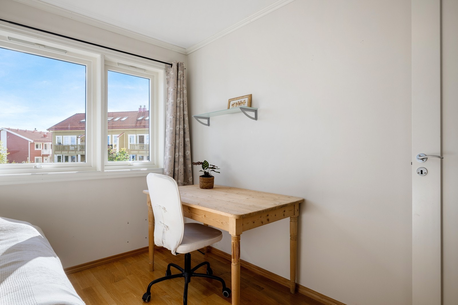 Flere vindusflater gir soverommet rikelig med dagslys og et fint utsyn. Galleribilde