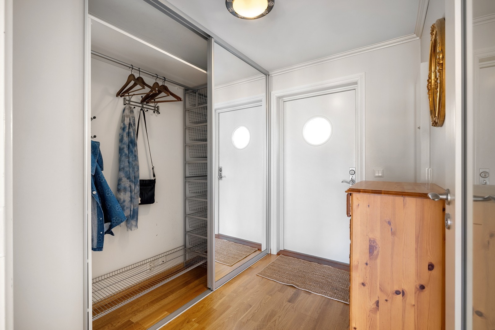 Entréen har en praktisk skyvedørsgarderobe med gode oppbevaringsmuligheter for yttertøy og sko. Galleribilde