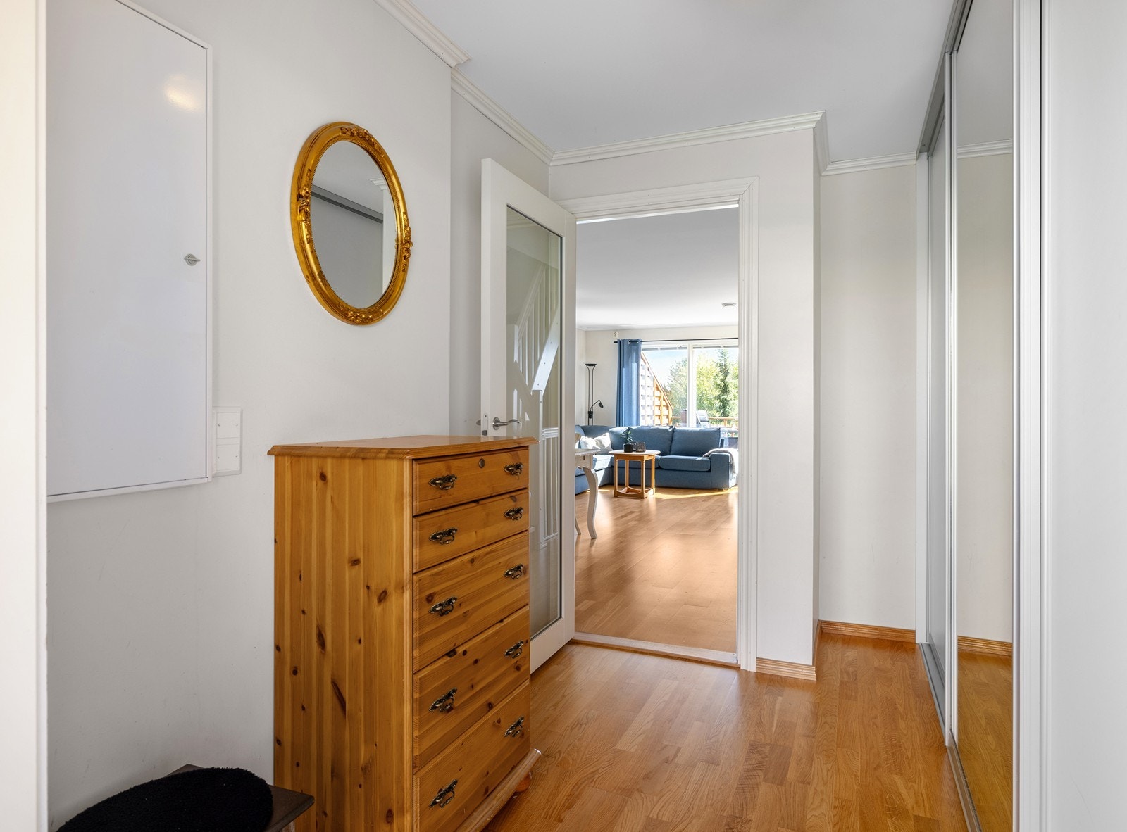 Fra entréen er det videre adkomst til boligens stue og kjøkken, samt øvrige oppholdsrom. Galleribilde