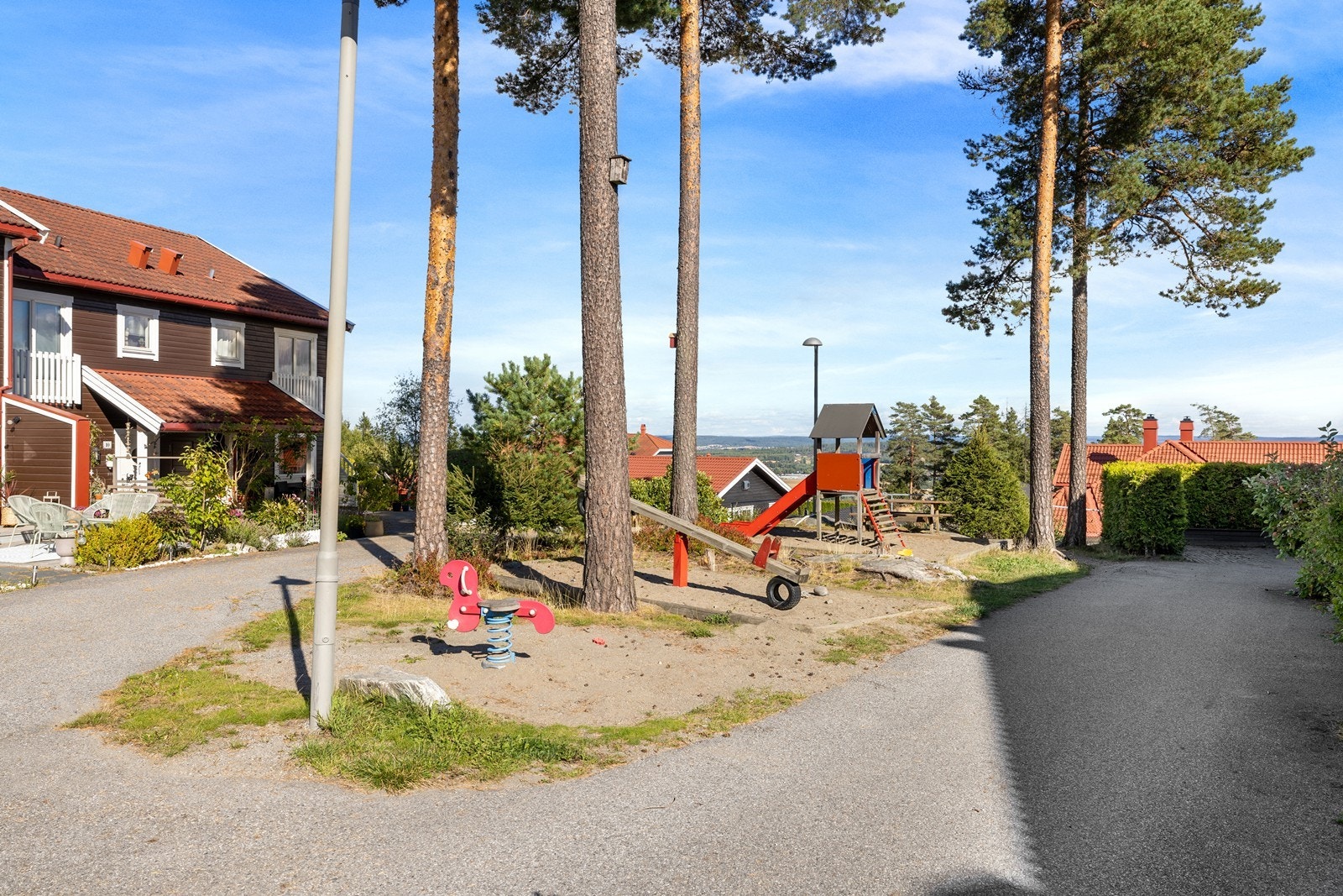 Like i nærheten finnes en hyggelig lekeplass, et fint tilbud for barnefamilier. Galleribilde