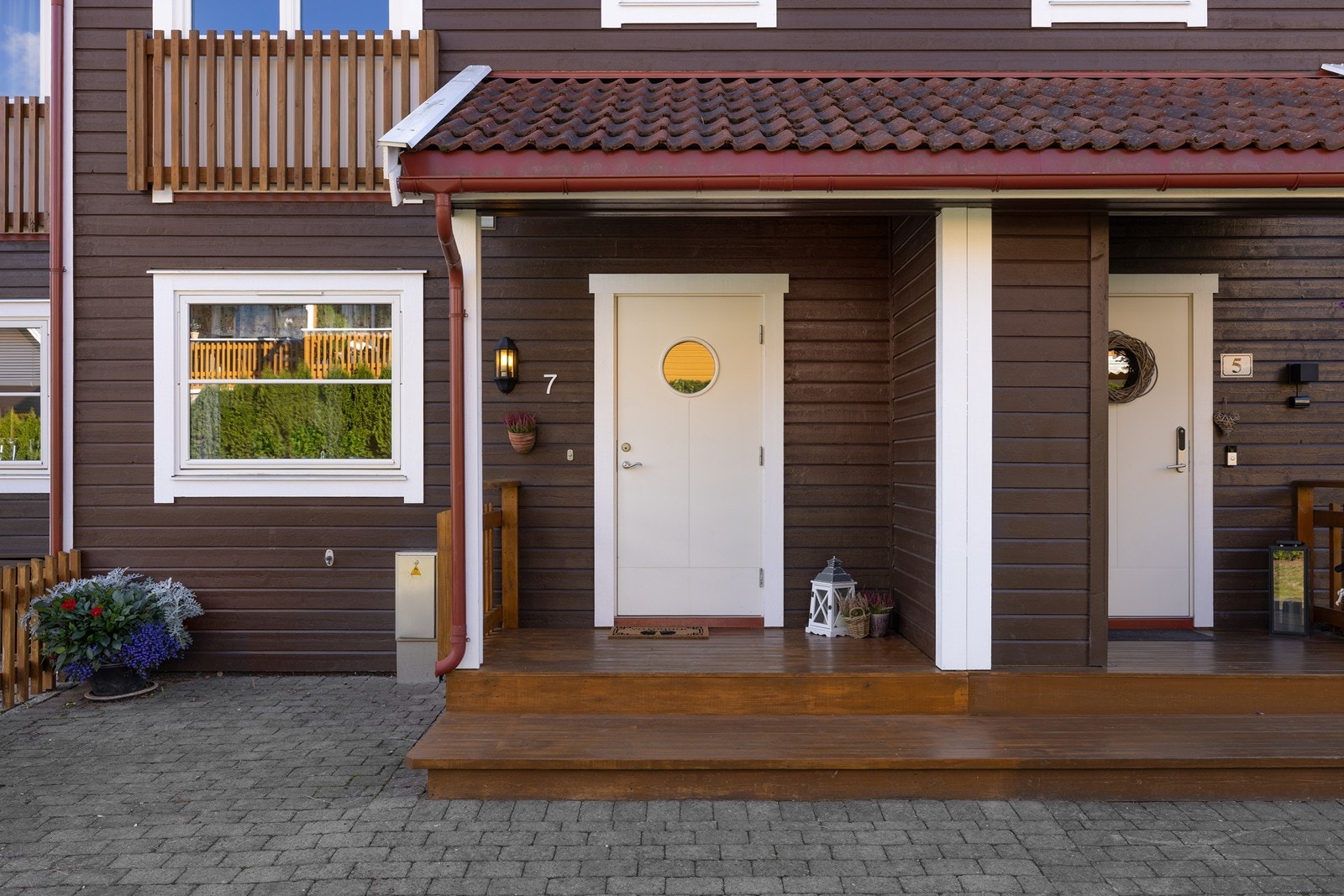 Velkommen inn! Boligen har et overbygget inngangsparti med adkomstterrasse på ca. 6 m². Galleribilde