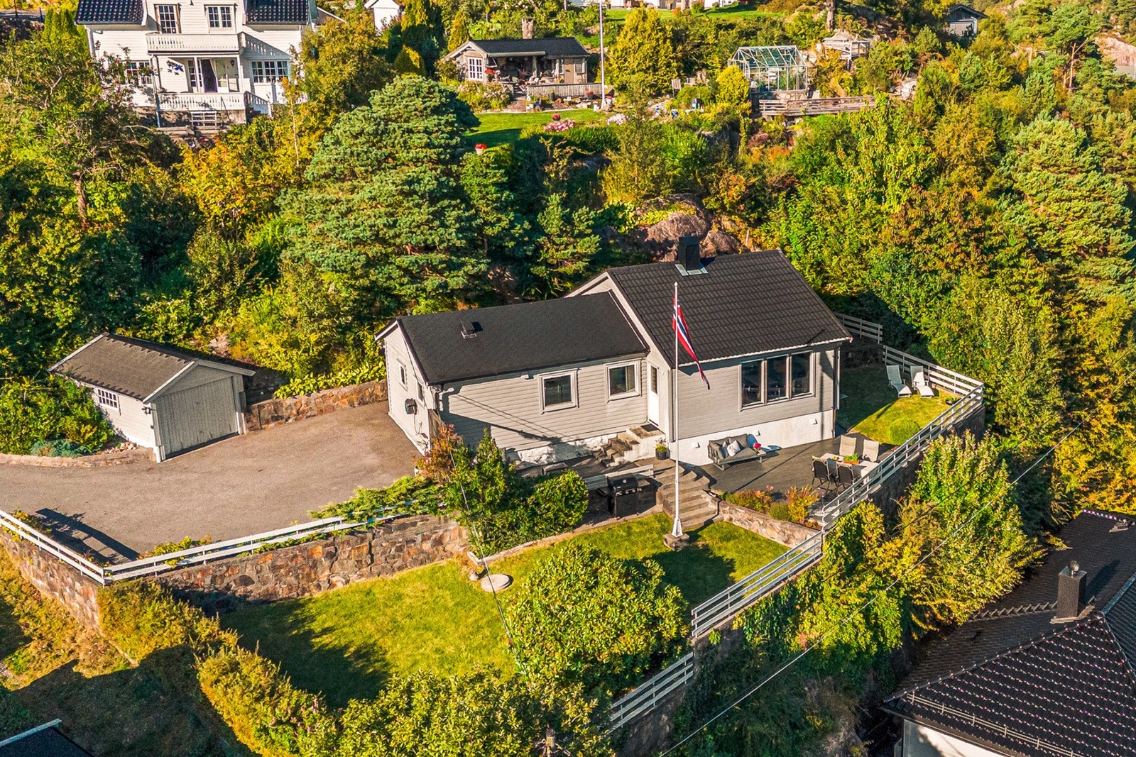 På vestvsiden av eiendommen er det en gangvei som går ned til sjøen, slik at det er enkelt å ta seg et forfriskende bad! Galleribilde