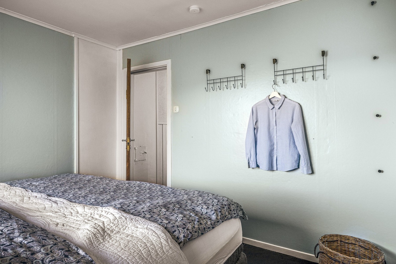 Det er også en stor og praktisk skyvedørsgarderobe. Galleribilde