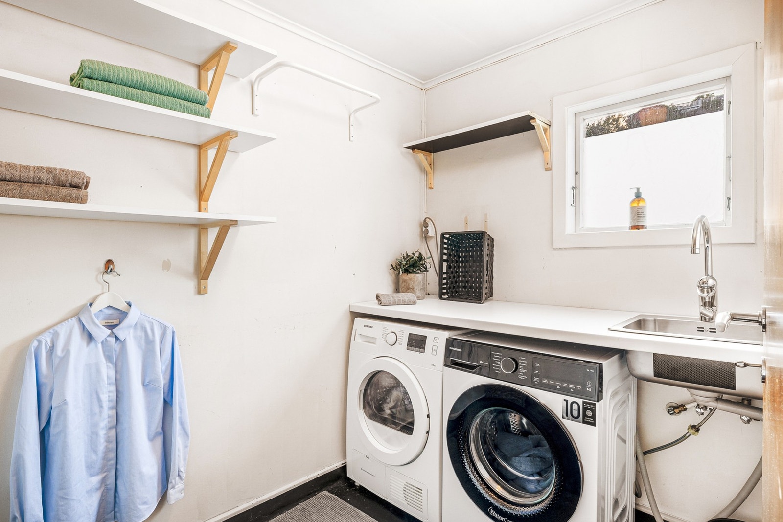 Boligen har et separat vaskerom på 4,3 kvm, med opplegg for vaskemaskin og benkeplate med vask. Dette gir en praktisk løsning hvor klesvasken kan holdes adskilt fra badet. Galleribilde