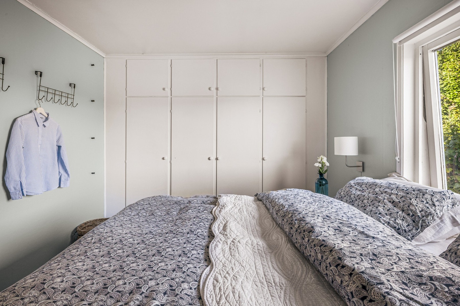 Hovedsoverommet har god plass til stor seng og nattbord. Galleribilde