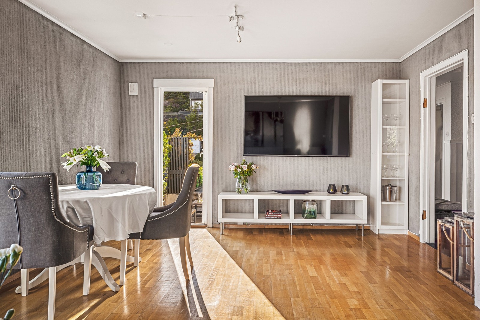 Vi beveger oss inn i huset og begynner i stuen. Galleribilde