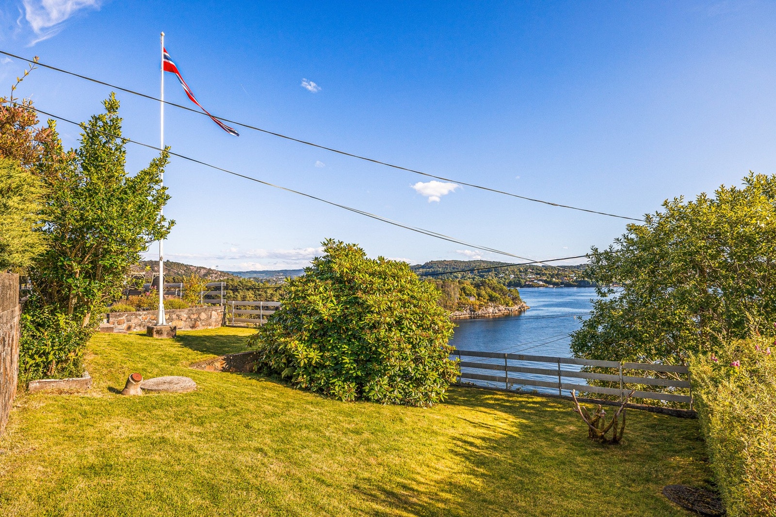 Flaggstangen setter prikken over i-en på eiendommen! Galleribilde