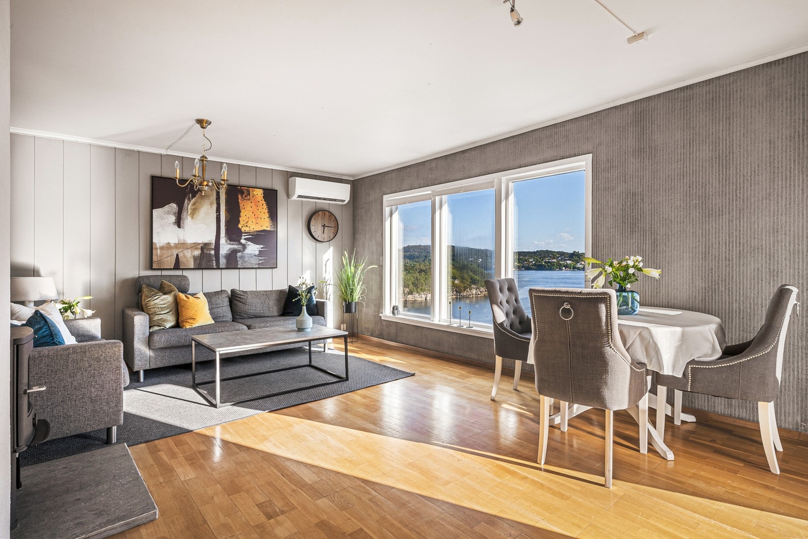 Stuen har god plass til både sofagruppe og spisebord. Galleribilde
