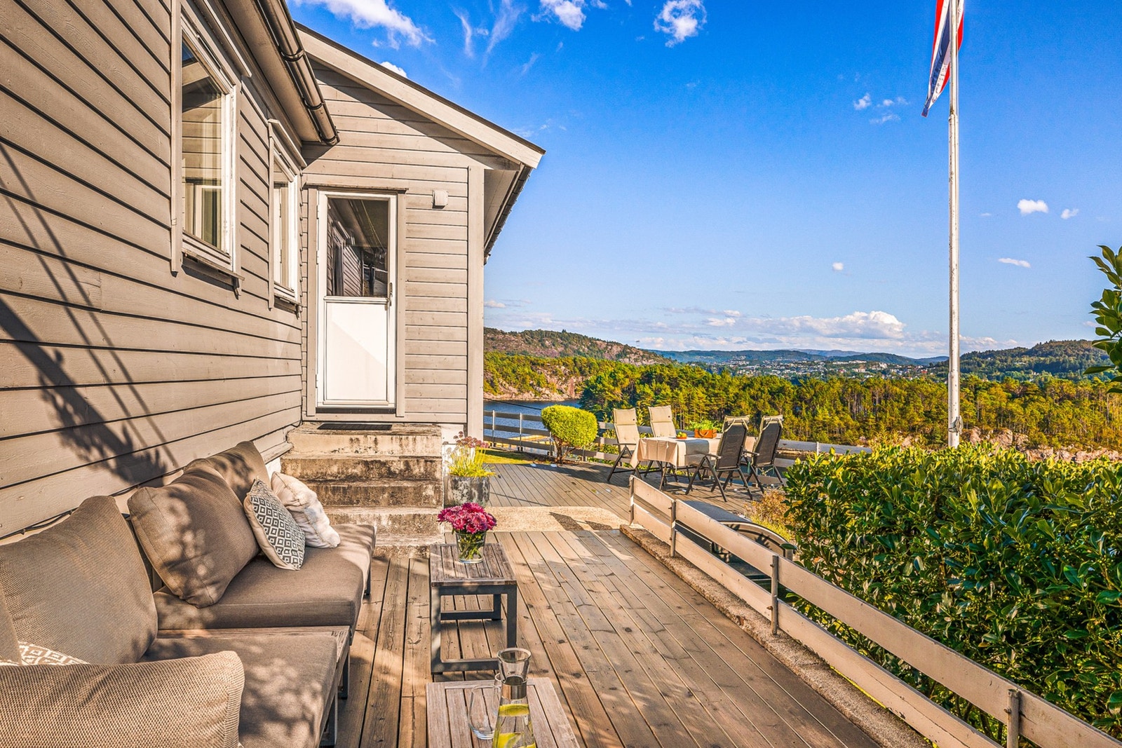 Dette er en sjarmerende enebolig med en sørvendt terrasse med svært gode solforhold, og nydelig sjøutsikt! Galleribilde