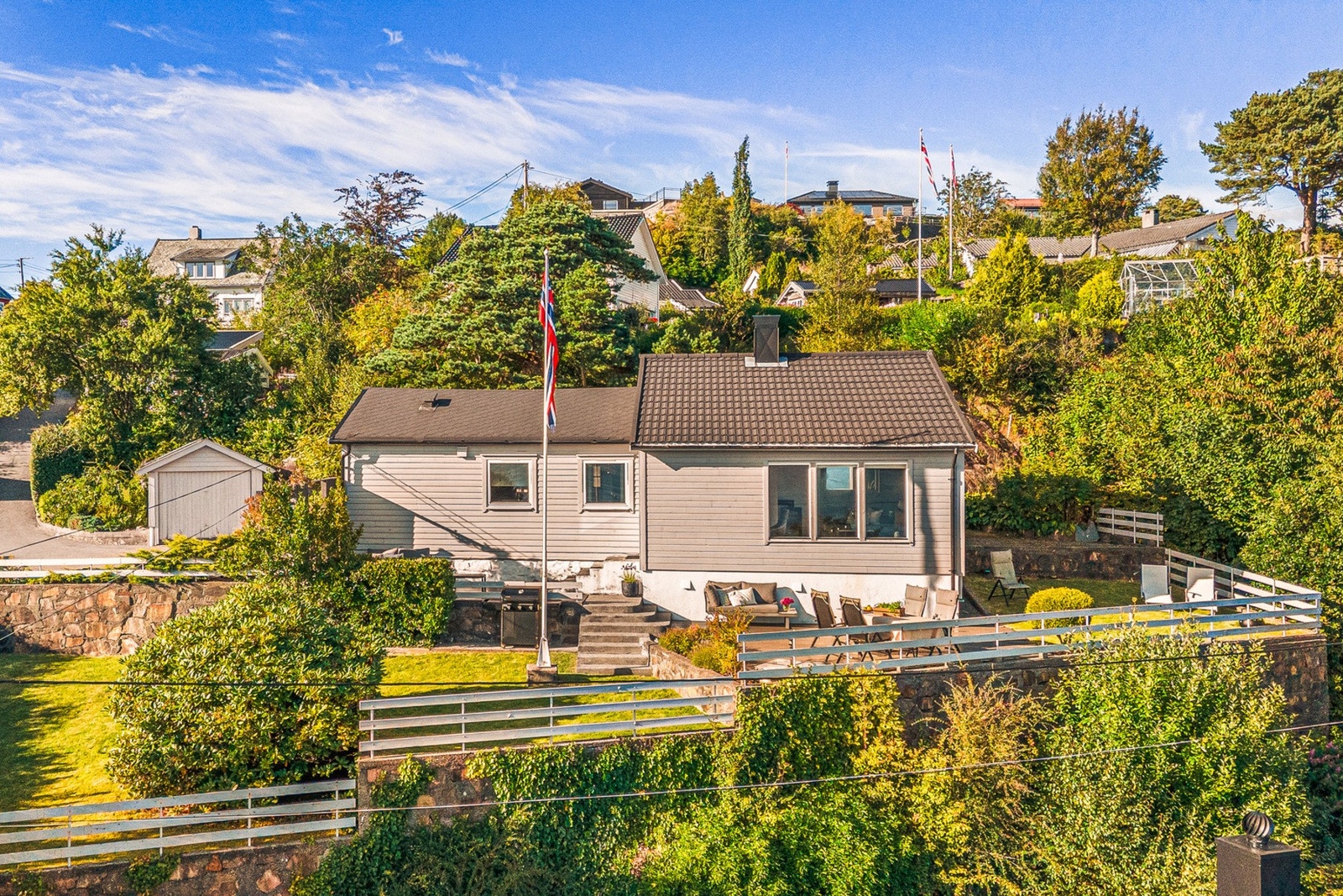 Boligen har gode kvaliteter og en pent opparbeidet tomt med hage og flere fine uteplasser, og en garasje. Galleribilde