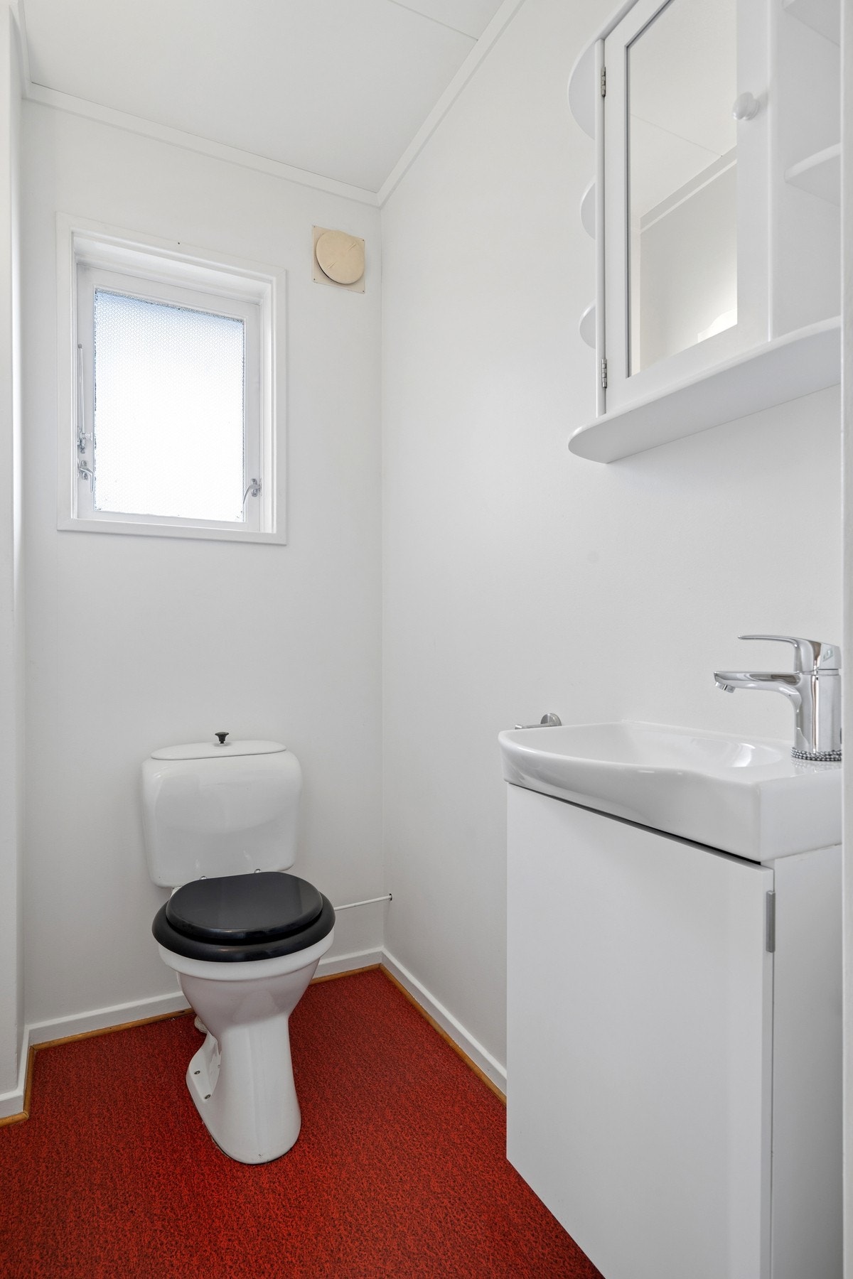 Praktisk, separat toalettrom med servant og belegg på gulv. Galleribilde