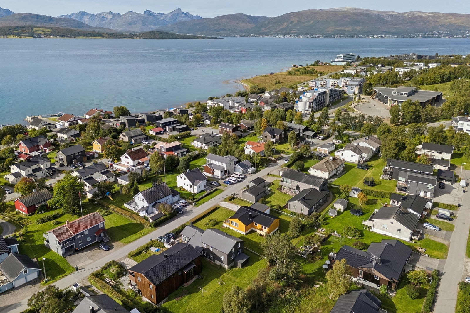 Fra området er det flott utsikt over Sandnessundet og fjellene på Kvaløya. Galleribilde