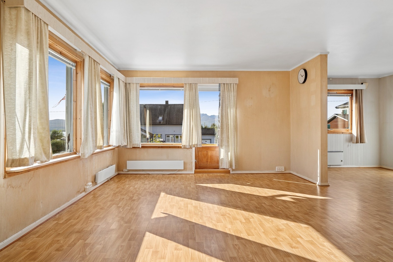 Store vindusflater slipper inn rikelig med dagslys. Galleribilde