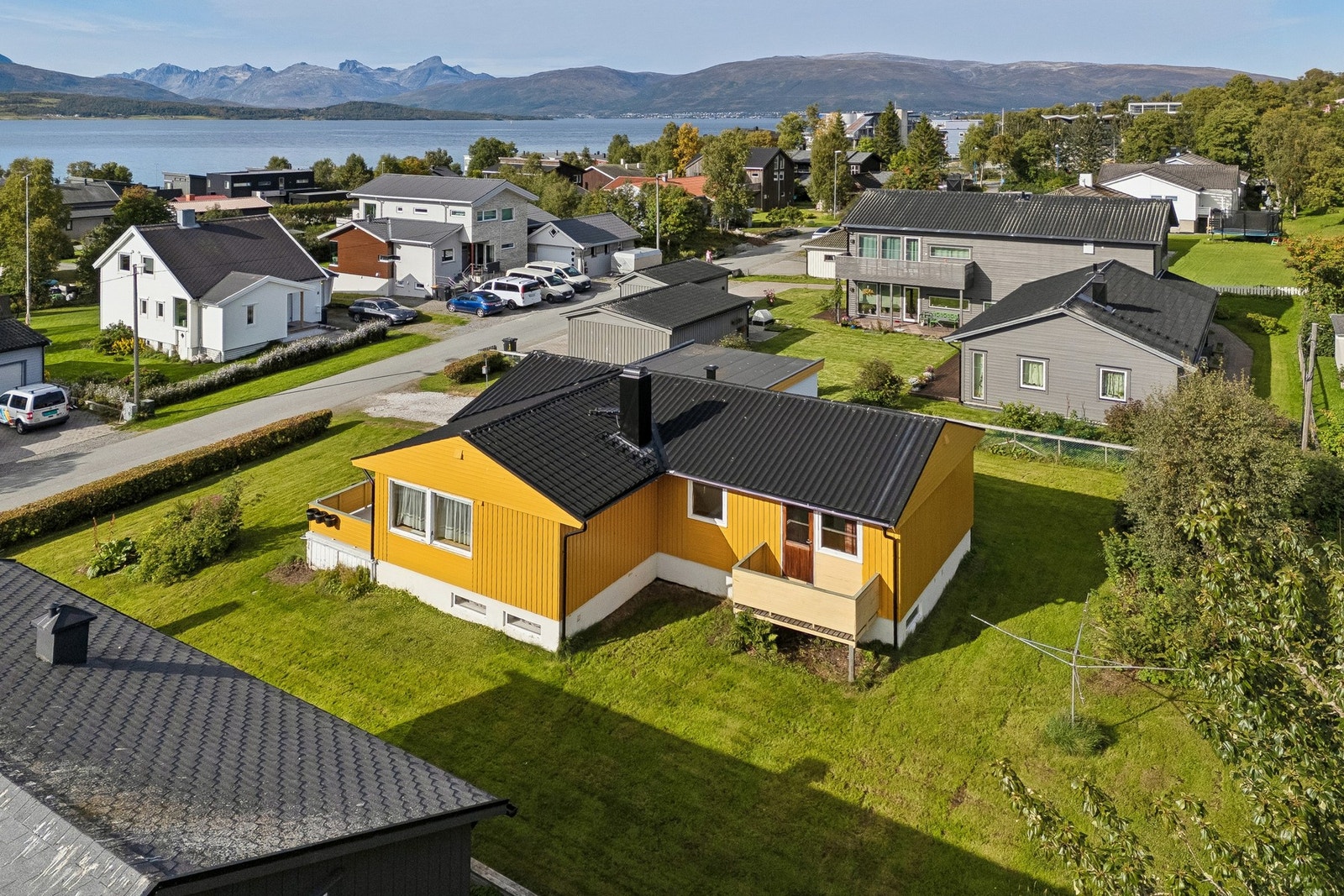 Taket er oppgradert med nye, steinbelagte stålplater i 2023. Galleribilde