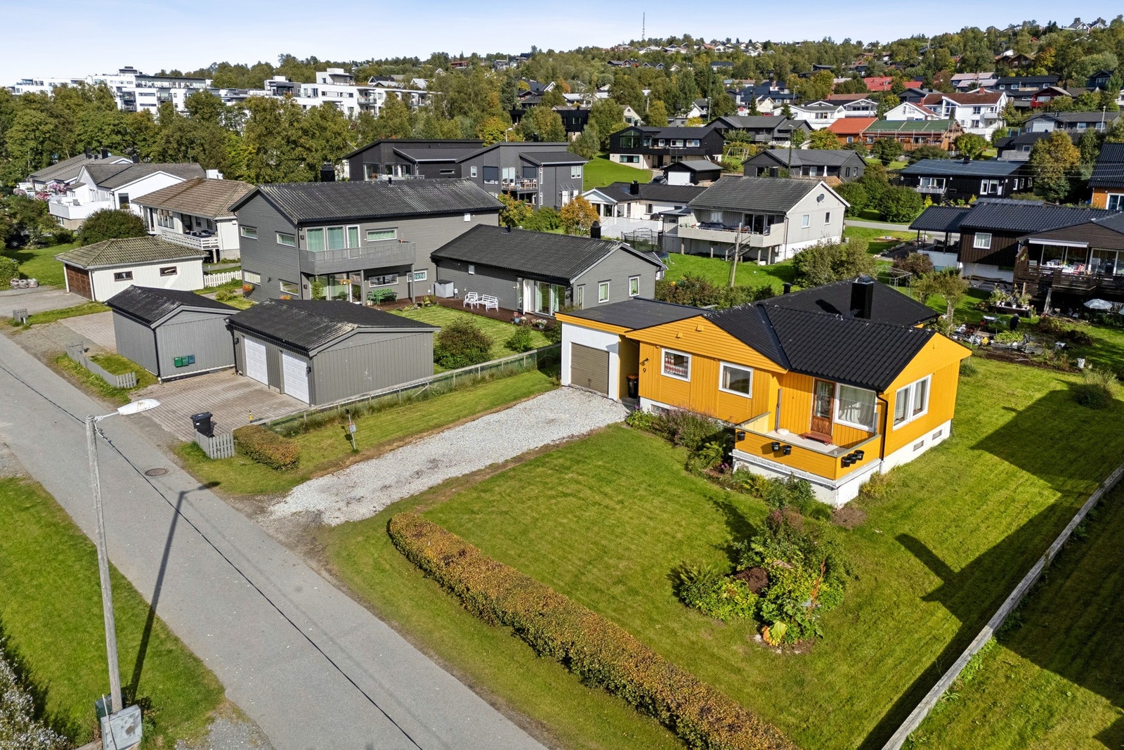 Gode adkomstforhold med egen gårdsplass og integrert garasje. Galleribilde