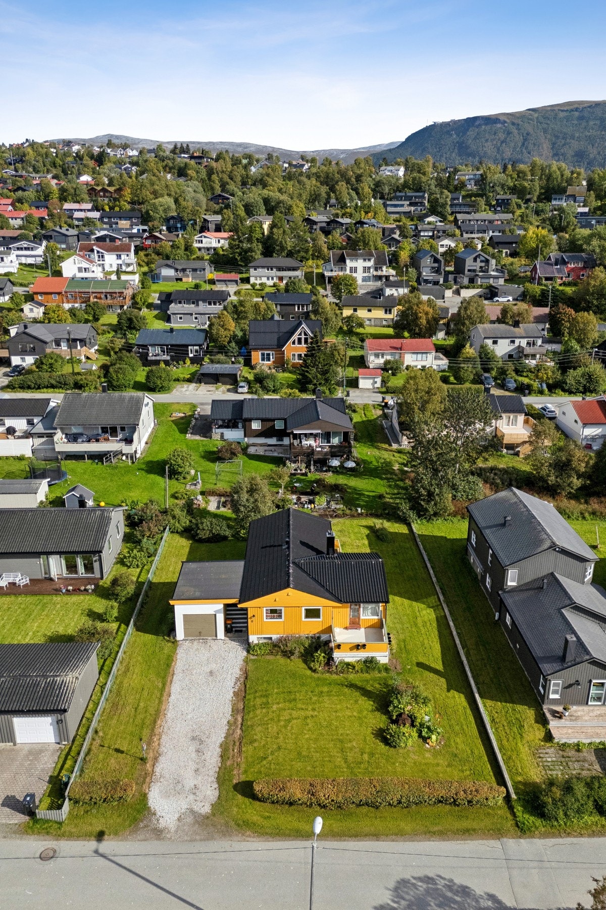 Boligen ligger i et område som hovedsakelig består av eneboliger. Galleribilde