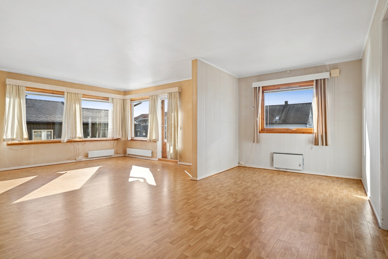 Stuen har en fleksibel planløsning med plass til flere sittegrupper. Galleribilde