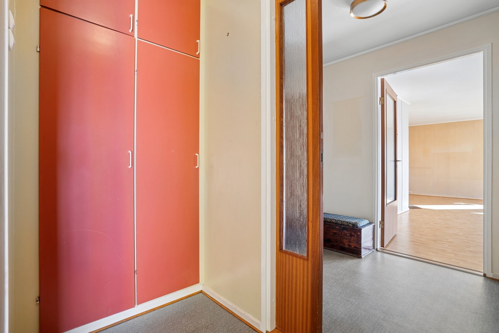 Entré med belegg på gulv og adkomst til boligens øvrige rom. Galleribilde