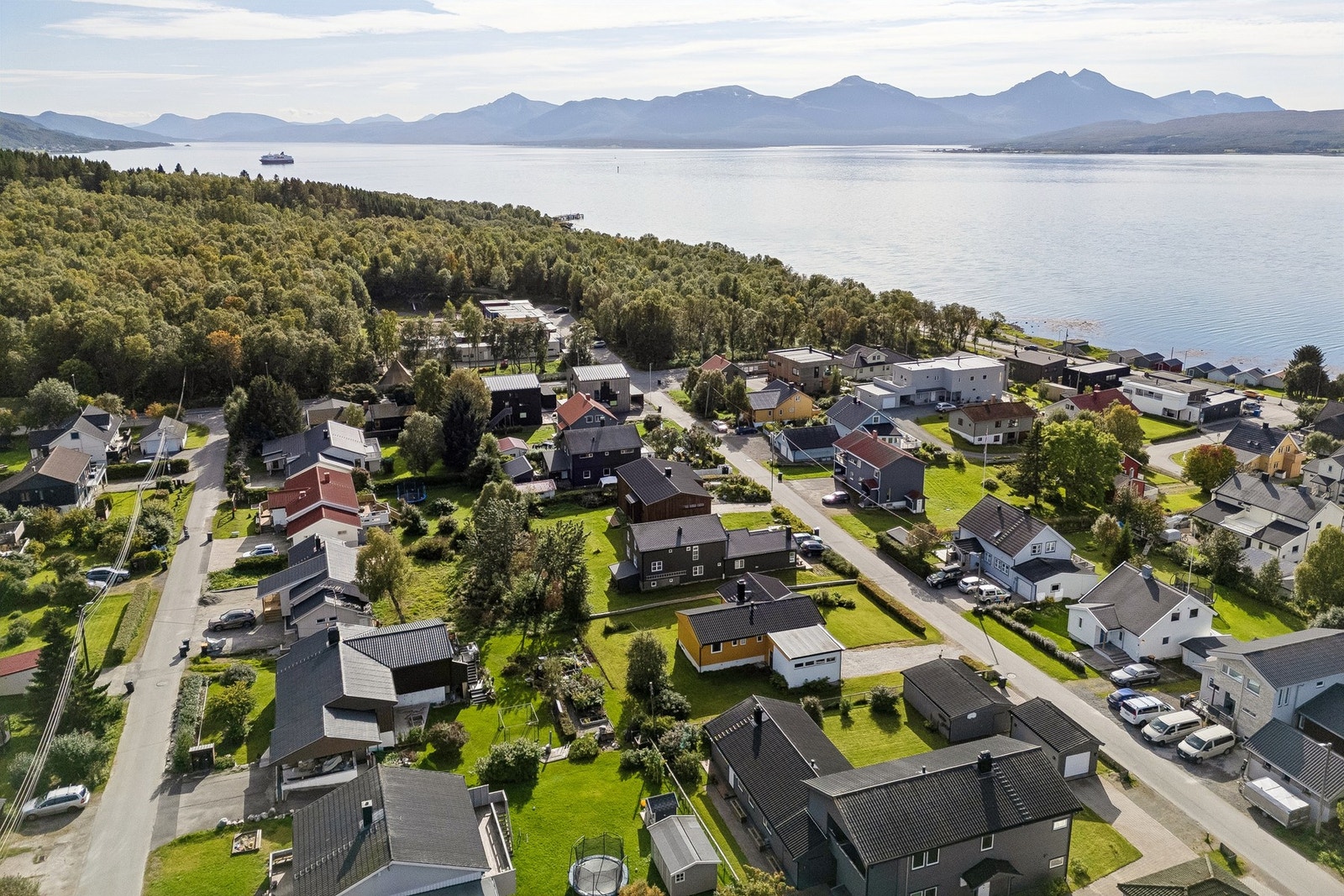 Kort vei til sjøen og fine turområder langs Fagerengfjæra. Galleribilde