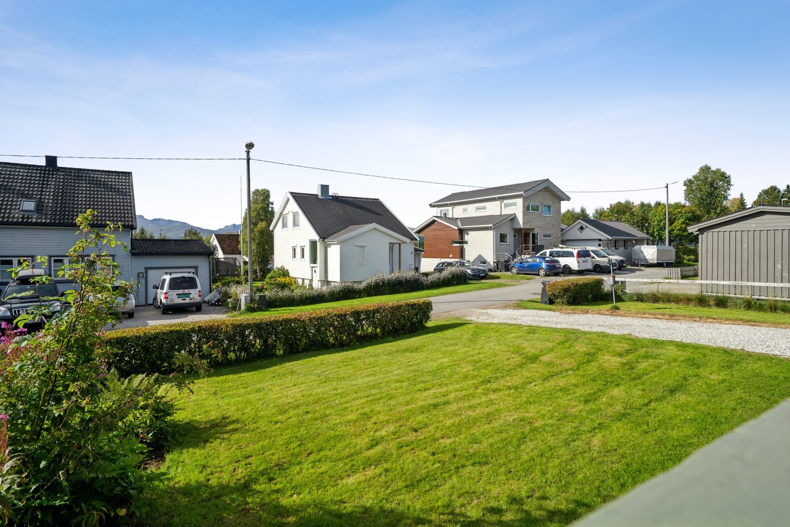 Stor hage som er pent opparbeidet med plen og hekk. Galleribilde