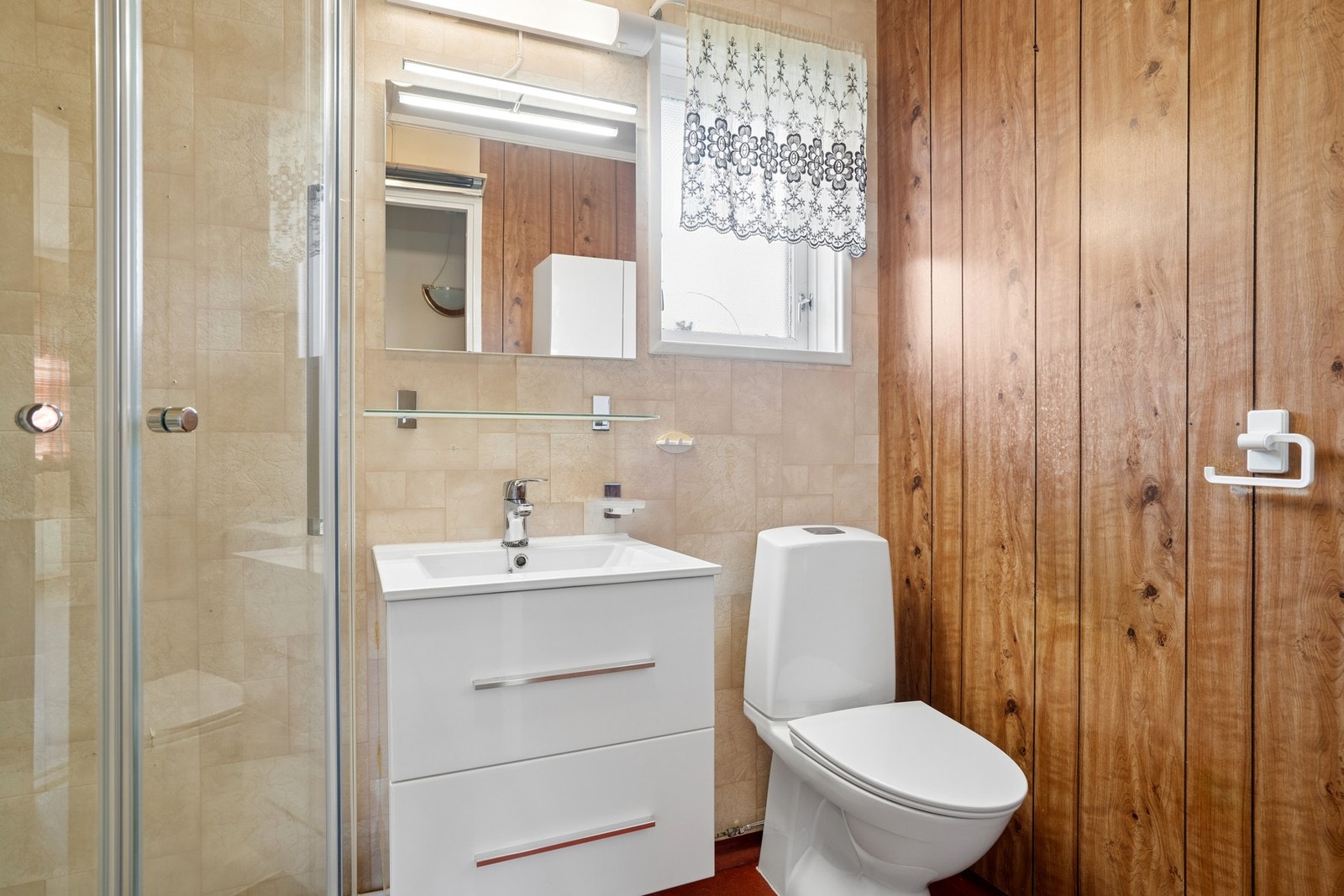 Badet har våtromstapet på veggene og vinylbelegg på gulvet. Galleribilde