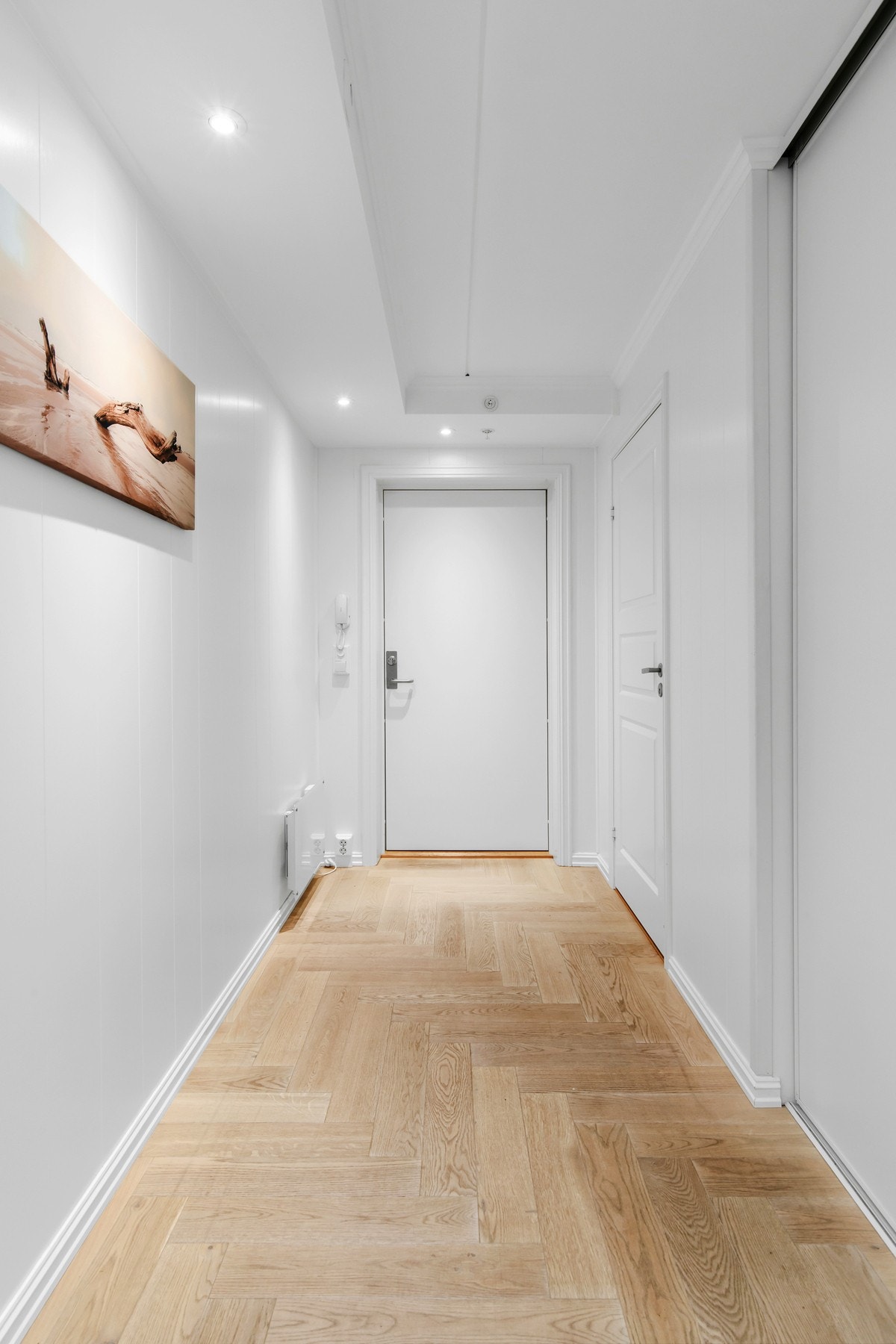 Entré med gode oppbevaringsmuligheter i både integrert skyvedørsgarderobe og adkomst til innvendig bod. Galleribilde