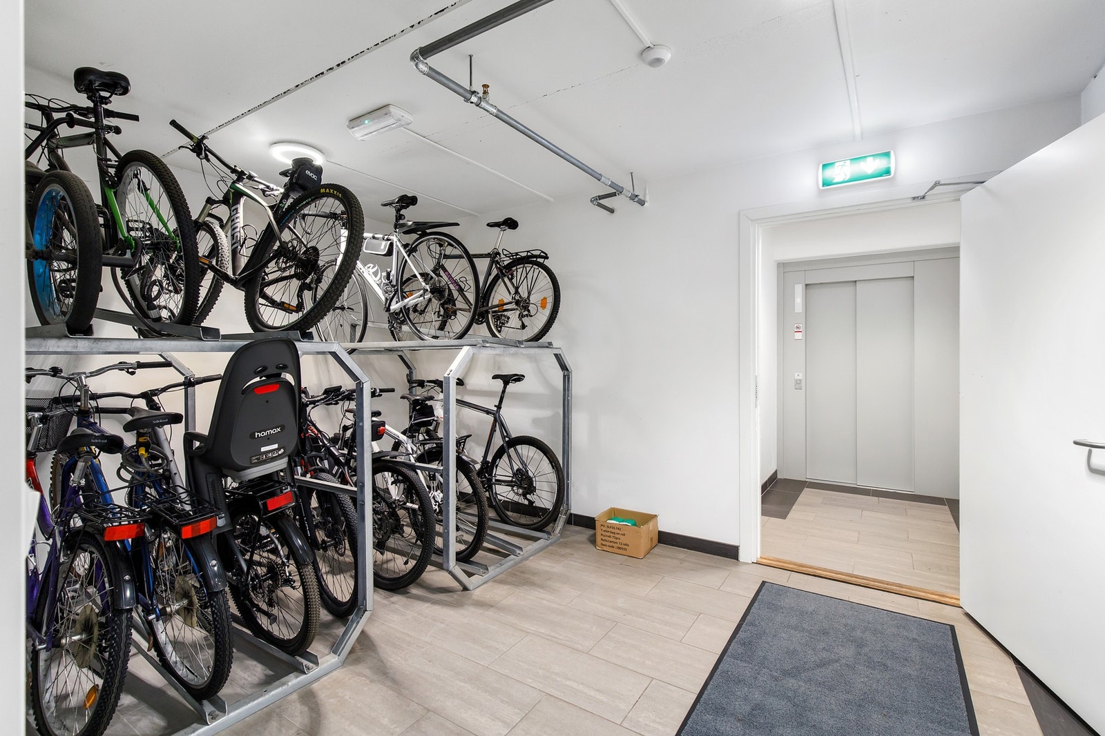 Sykkelparkering i kjelleretasjen. Galleribilde