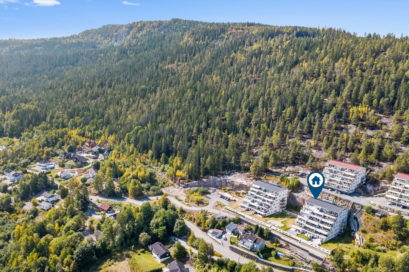 Her bor du i rolige og landlige omgivelser med naturen og marka som nærmeste nabo. Galleribilde
