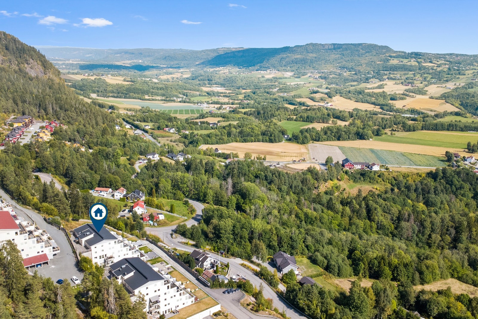 Det er kun 15-20 minutter til Drammen og 20 minutter til Asker, begge med et rikt utvalg av servicetilbud man ellers skulle ønske. Galleribilde