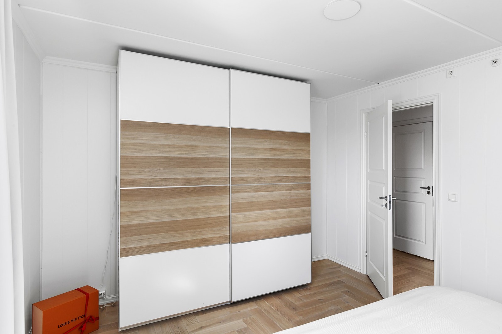 Godt med skapplass i praktisk skyvedørsgarderobe. Galleribilde