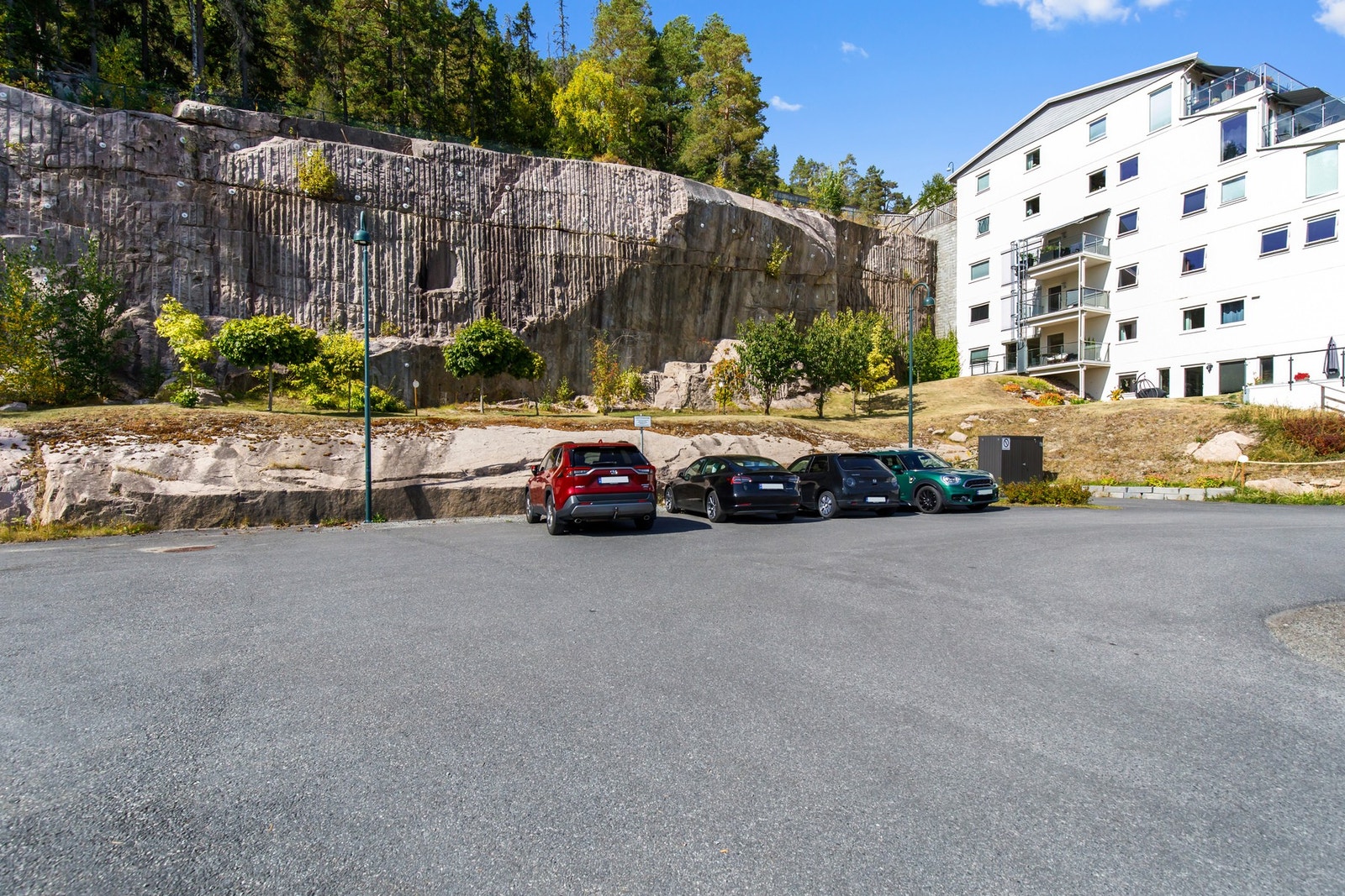 Utendørs parkeringsplasser til gjester. Galleribilde