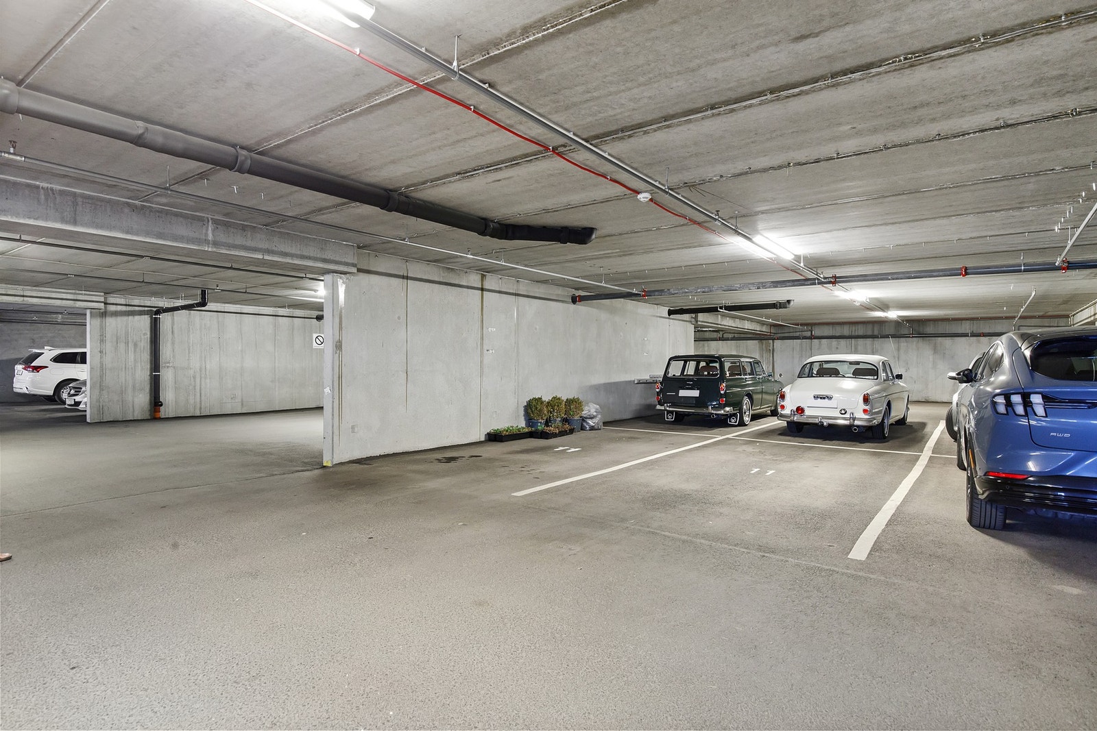 Det medfølger 2 parkeringsplasser i felles garasjeanlegg, med mulighet for å installere elbil-lader. Galleribilde