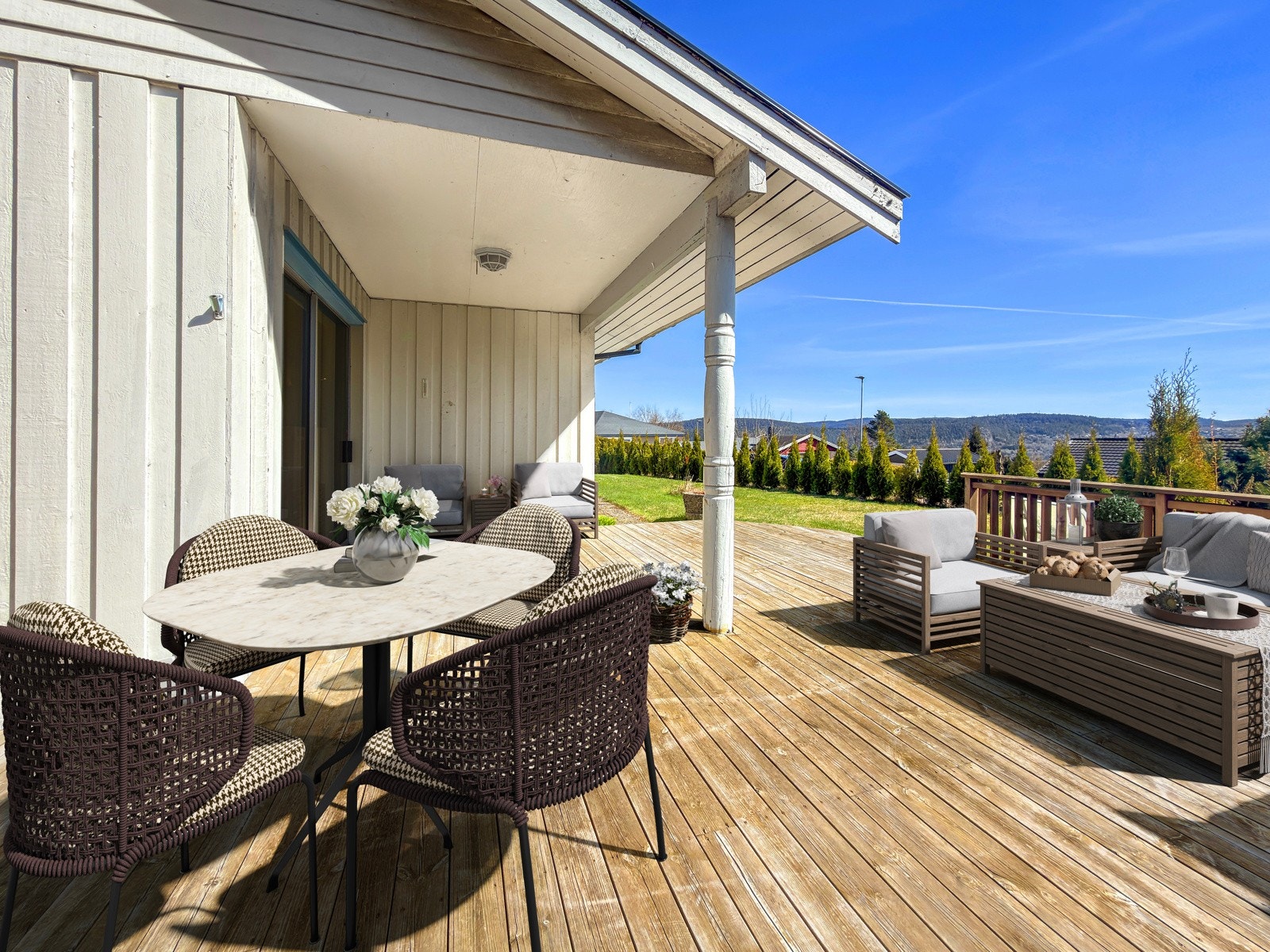 Romslig terrasse med gode sol- og utsiktsforhold. Galleribilde