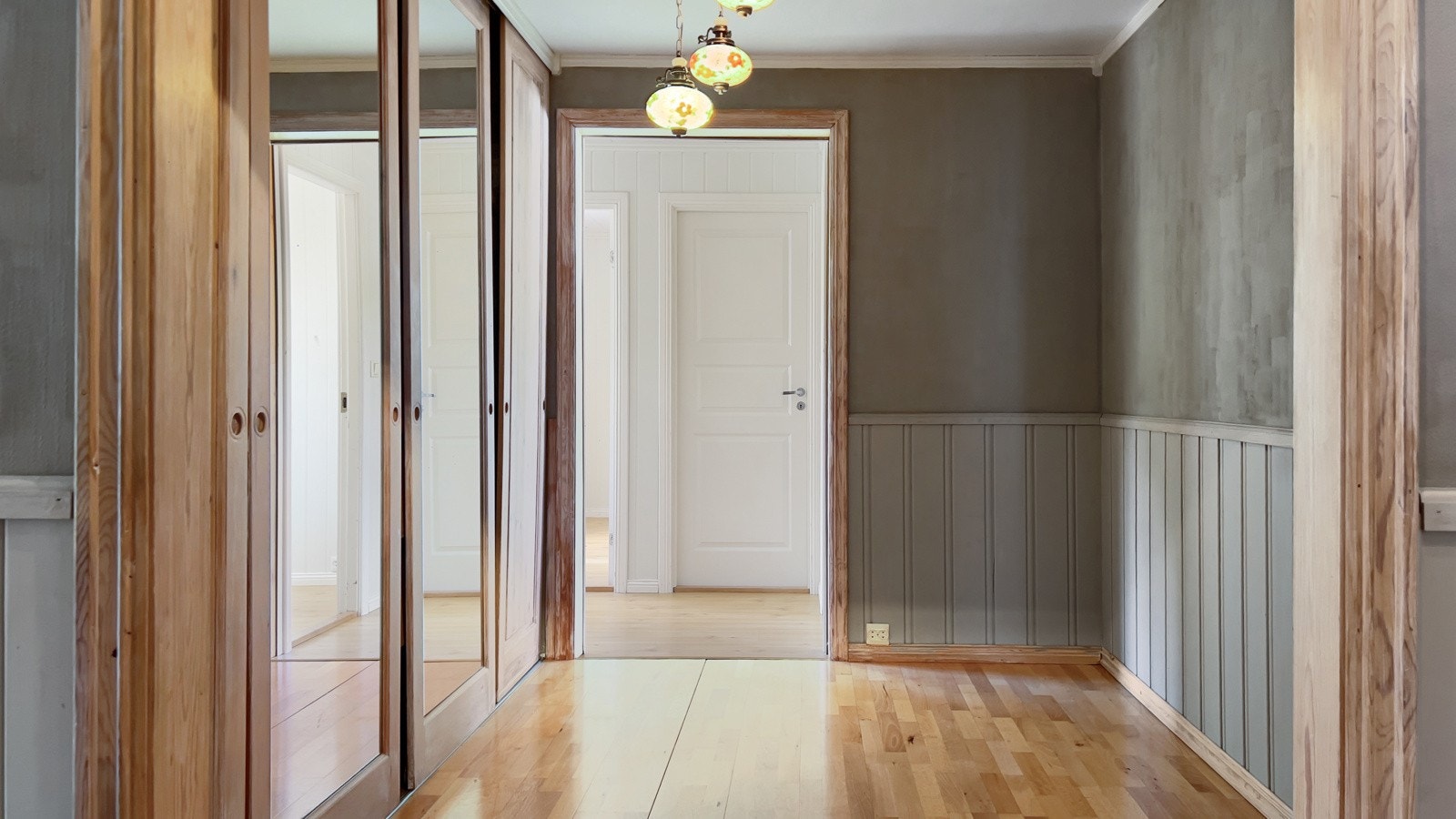 Romslig og fin gang med skyvedørsgarderobe. Galleribilde