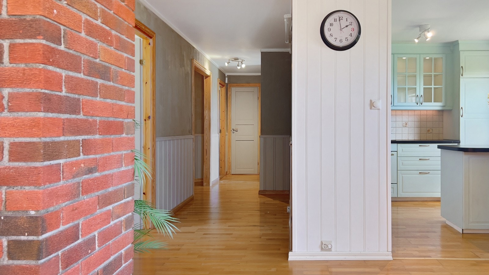 Gangen fører inn til stuen og kjøkken. Galleribilde