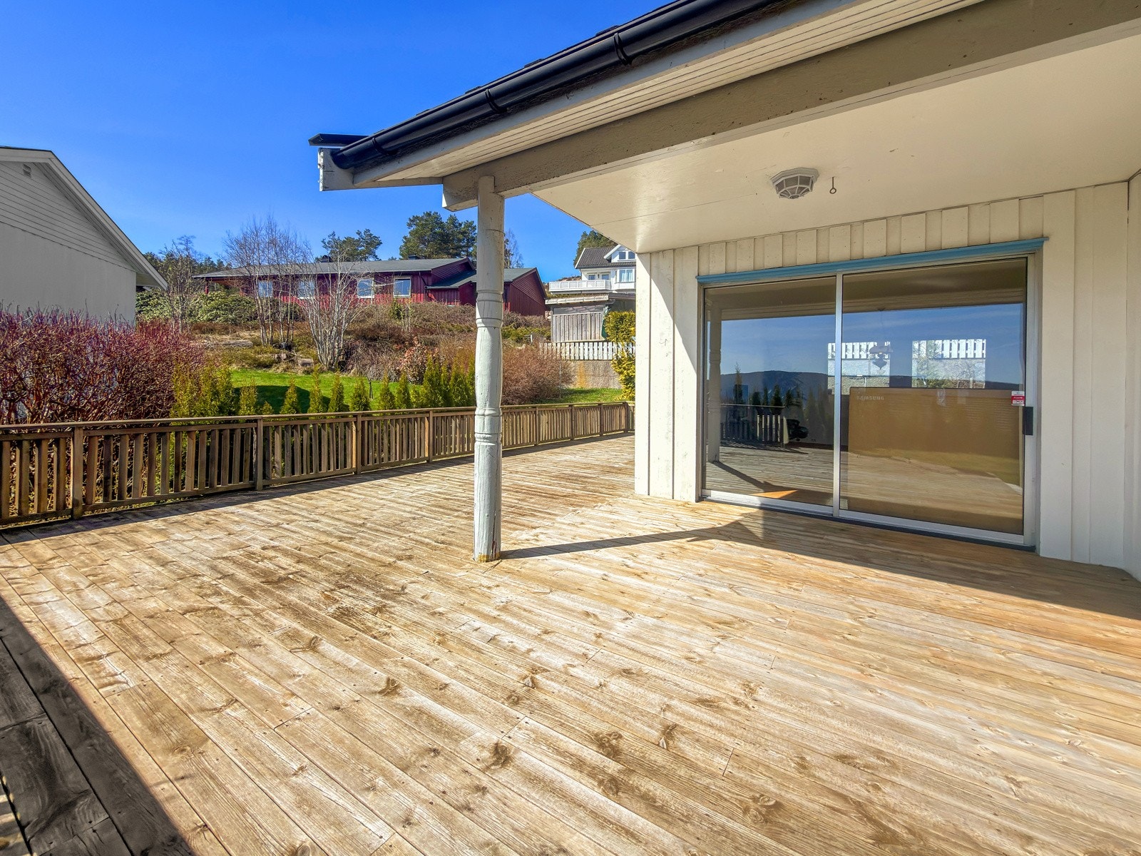 Herlig, delvis overbygget terrasse. Galleribilde