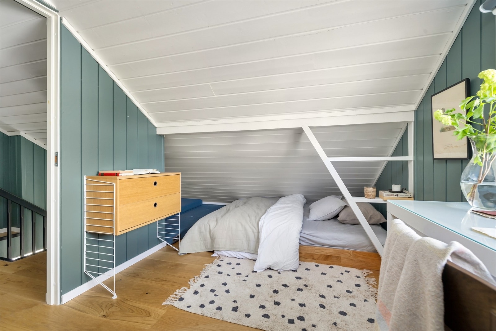 Plassbygd seng under skråtaket virker plassbesparende. Ellers plass til både garderobe og skrivebord Galleribilde