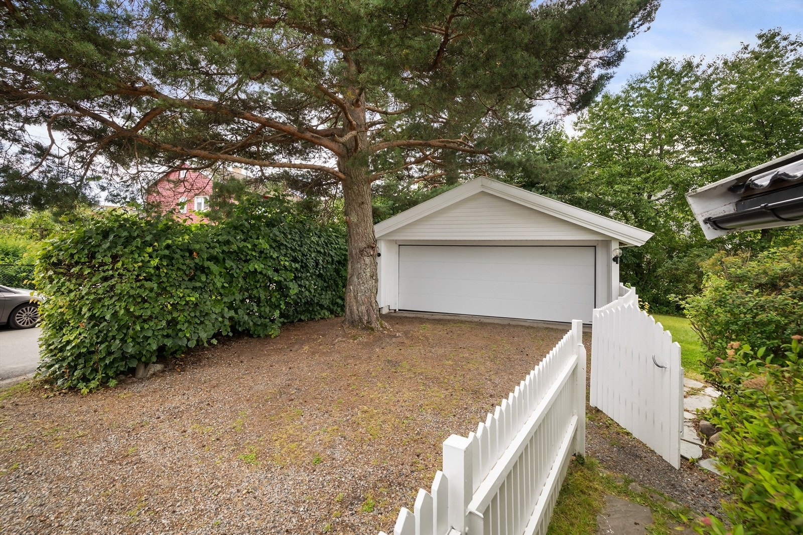 Garasje tilhører seksjon 2A (høyre side) og 2B (venstre side).Port ble levert og montert av Igland garasjene i 2018
Fastmonterte løsninger for oppheng og lagring i garasje følger med. Galleribilde