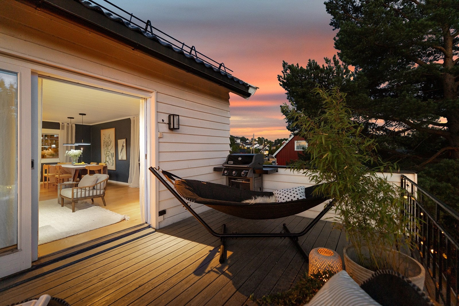 På takterrassen er det god plass til større sittegruppe, grill, spisebord m.m Galleribilde