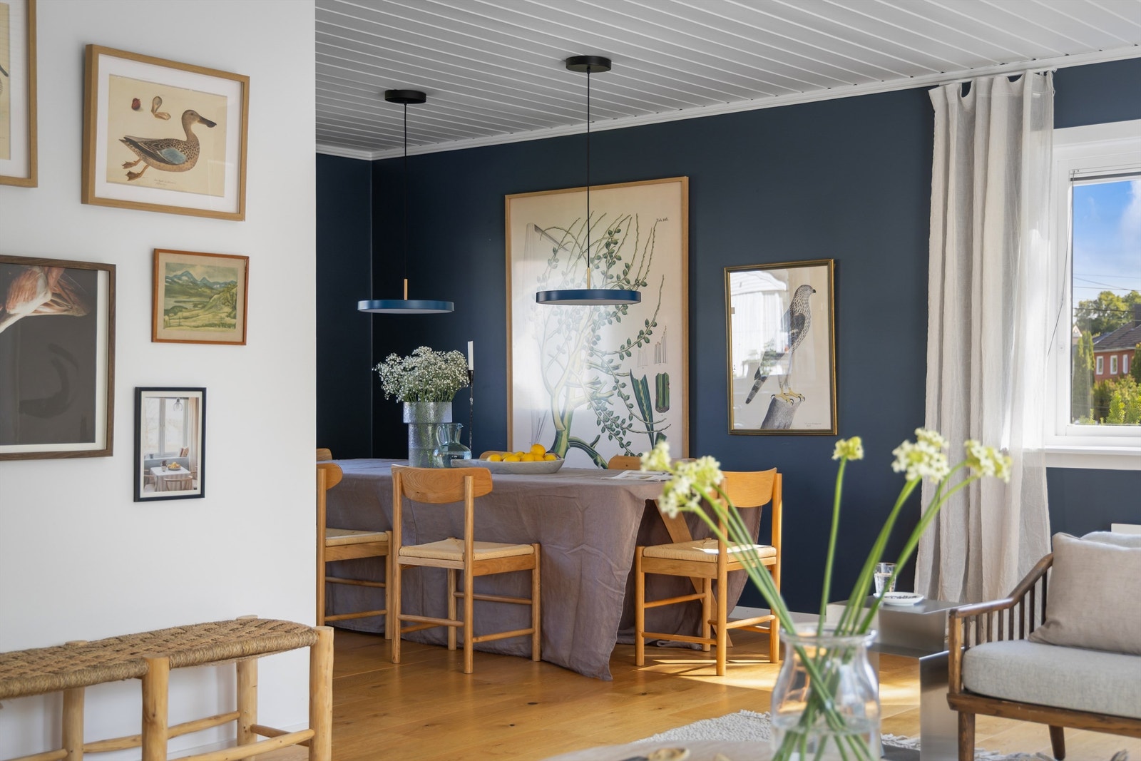 Mørkmalte vegger, hvitmalte himlingsflater av panel i tak Galleribilde