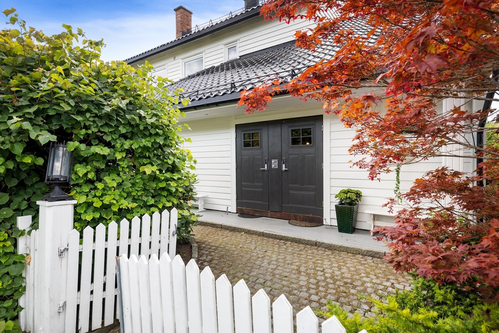 Til tross for at boligens hoveddel ligger i 2.etg har man egen inngangsdør med tilhørende entré Galleribilde