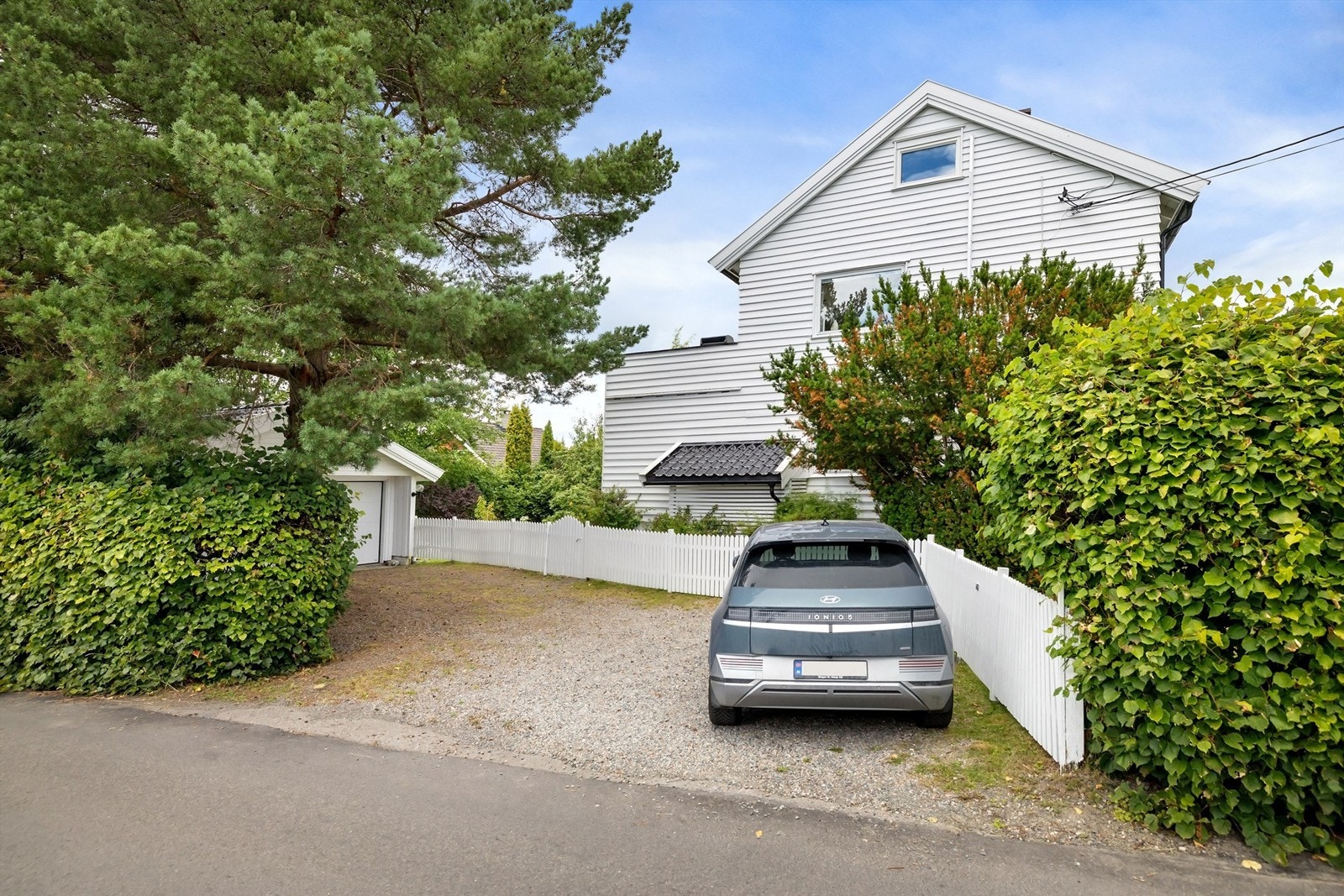 Seksjonen disponerer én parkeringsplass med elbillader i felles, dobbel garasje med elektronisk port Galleribilde