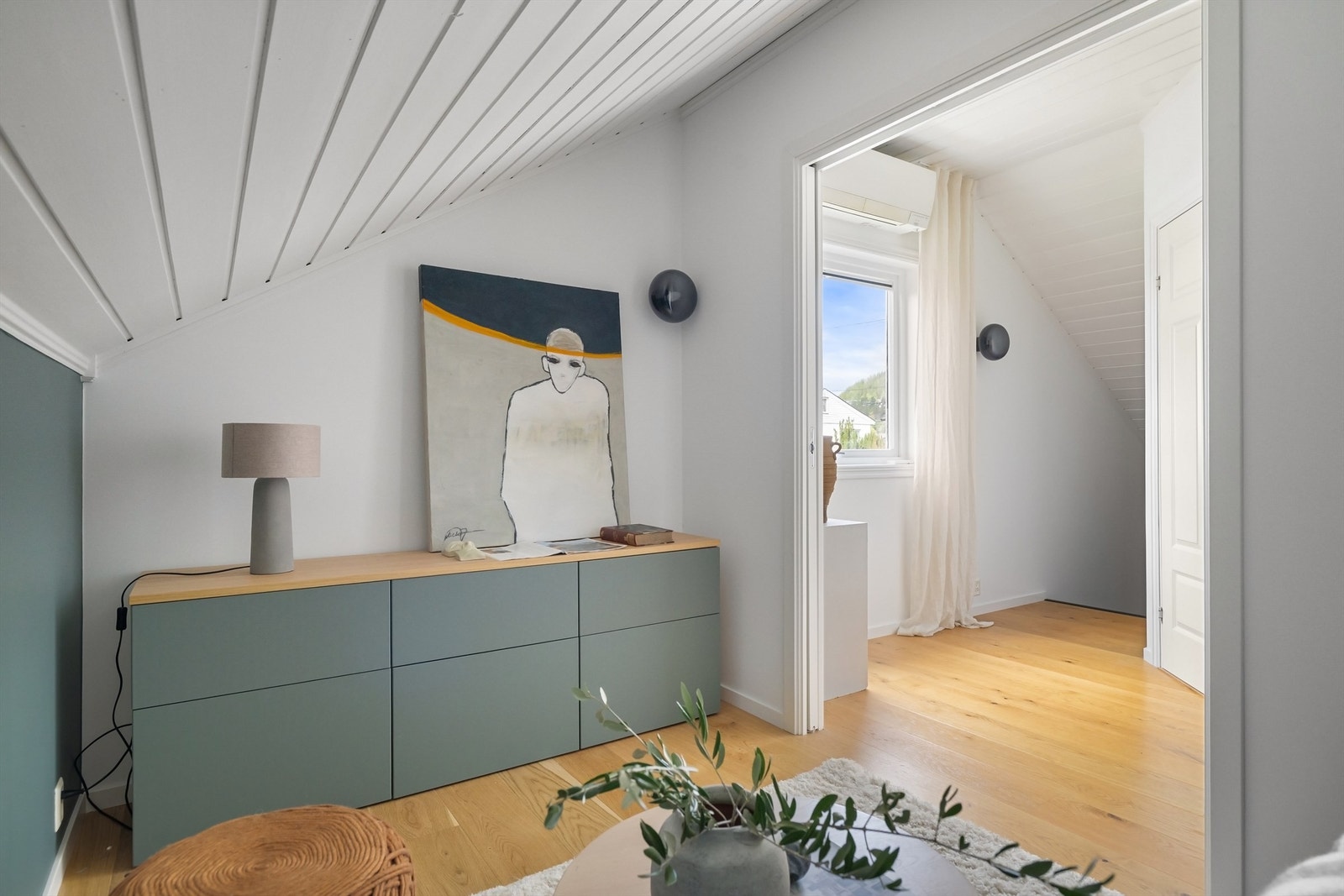 God plass til sofa med tilhørende salongbord og tv-løsning. Rommet er byggemeldt som "forstue", og kan lukkes med skyvedør. Galleribilde