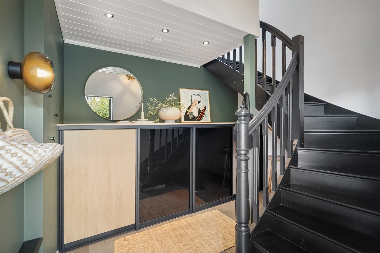 Downlights i himling og god plass til jakker og sko i plassbygd skyvedørsgarderobe. Mulighet for ekstra lagring under trappen Galleribilde