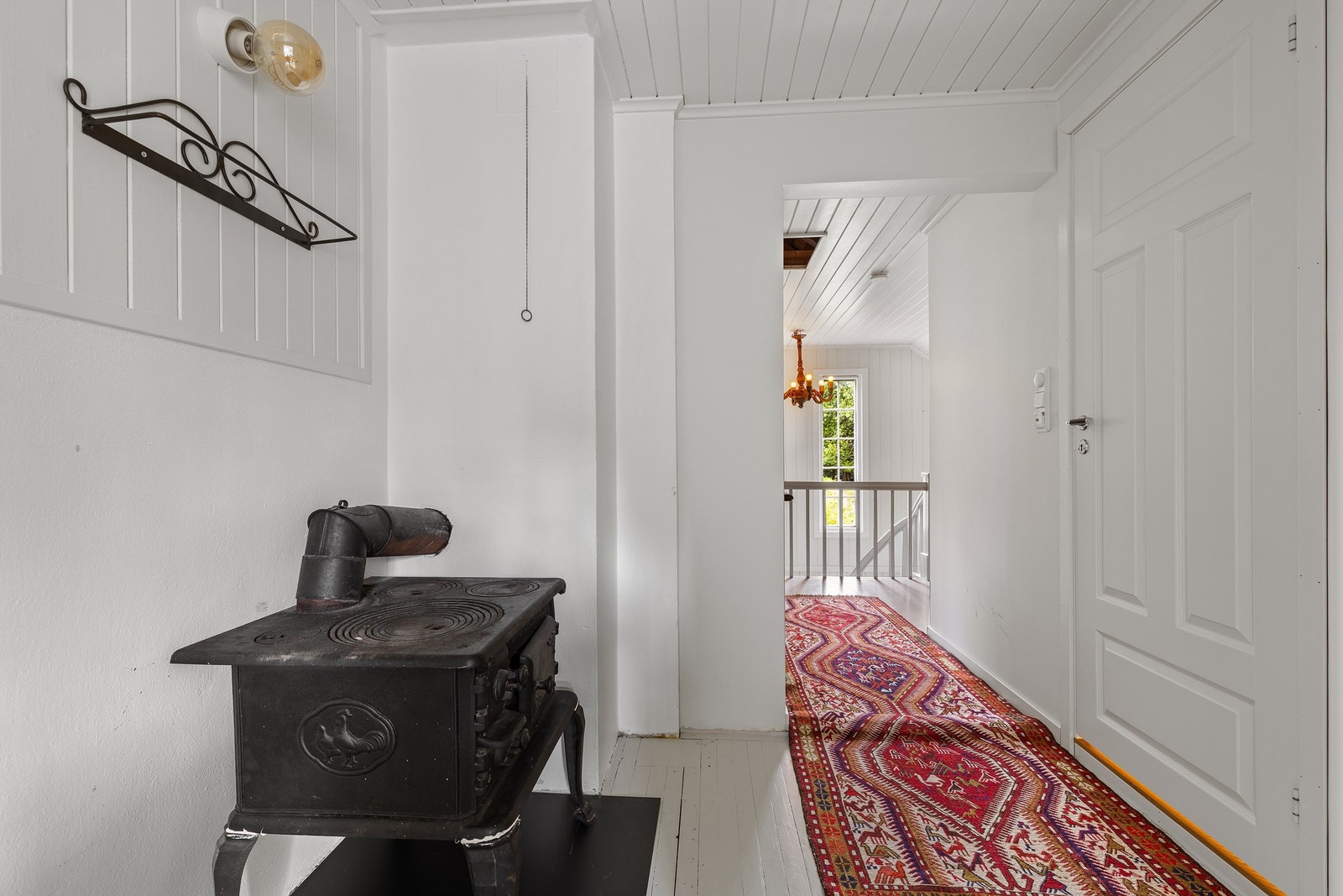 Med antall ildsteder i boligen og egen skog å hogge ved i er du hverfall garantert å ikke fryse! Galleribilde