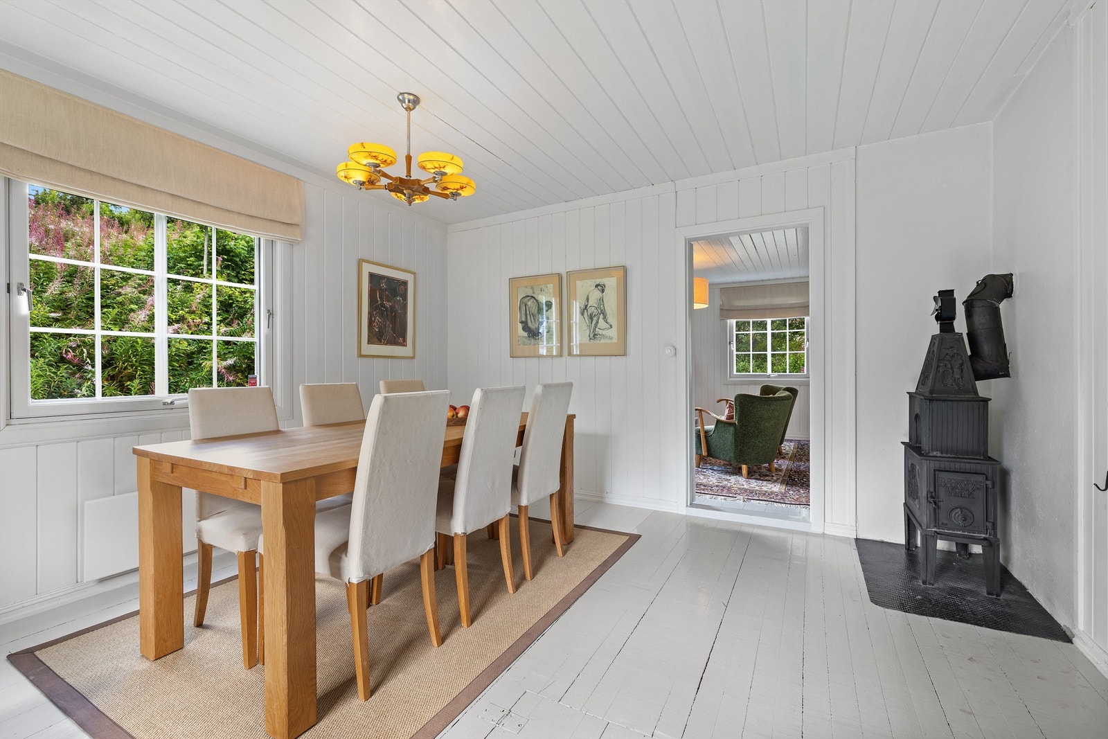 Den gamle ovnen fremstår som et vakkert smykke i rommet. Galleribilde
